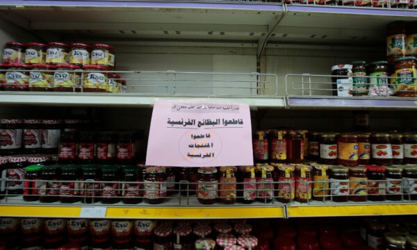 A notice calling for a boycott French products