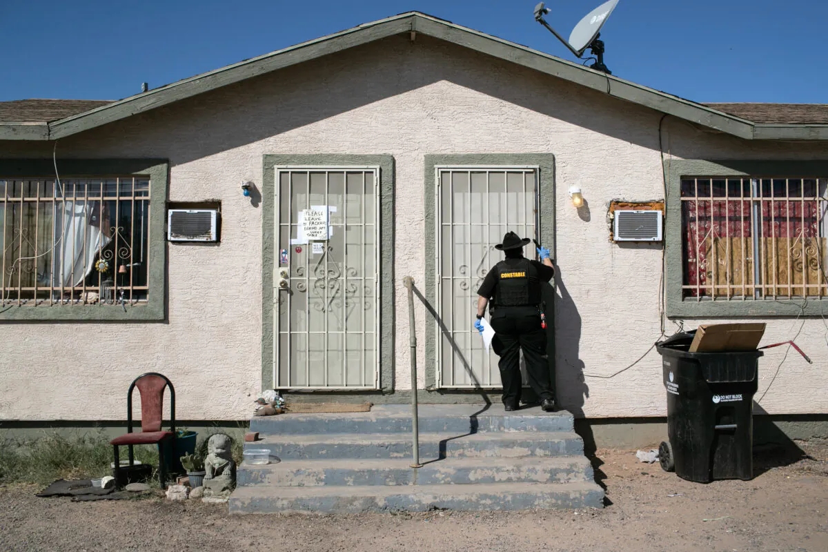 Maricopa County constable Darlene Martinez knocks on a door before posting an eviction order, in Phoenix, Ariz., on Oct. 1, 2020. (John Moore/Getty Images)
