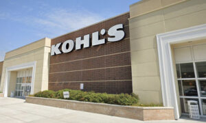 Struggling Mom at Kohl’s Cashier Realizes She Lost Her Card–Then Kind Act Brings Her to Tears