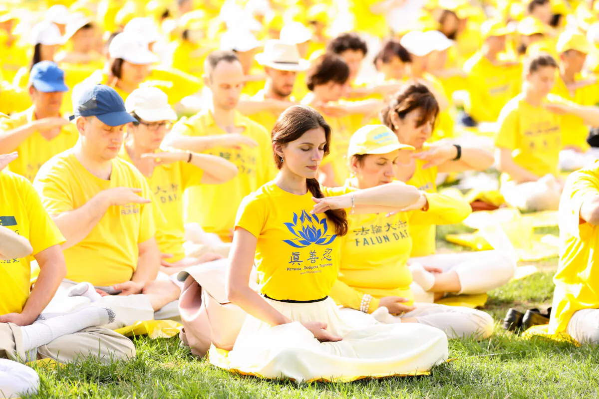 Falun Gong practitioners meditate on Capitol Hill in Washington, on June 20, 2018. (Samira Bouaou/The Epoch Times)