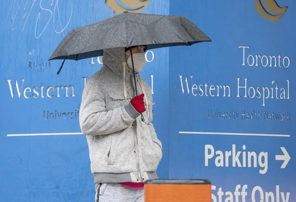 A man walks to the lineup for COVID-19 assessments at Toronto Western Hospital in Toronto, on Oct. 27, 2020. (The Canadian Press/Frank Gunn)