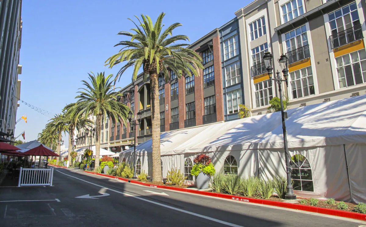 Tents stand beside the road in front of Santana Row restaurants in San Jose, Calif., on Oct. 28, 2020. (Ilene Eng/The Epoch Times)