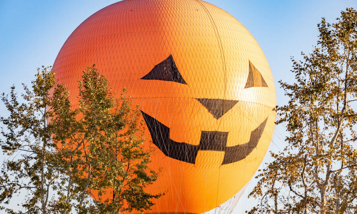 The Great Park Balloon has been transformed into a giant jack-o-lantern in Irvine, Calif., on Oct. 30, 2020. (John Fredricks/The Epoch Times)
