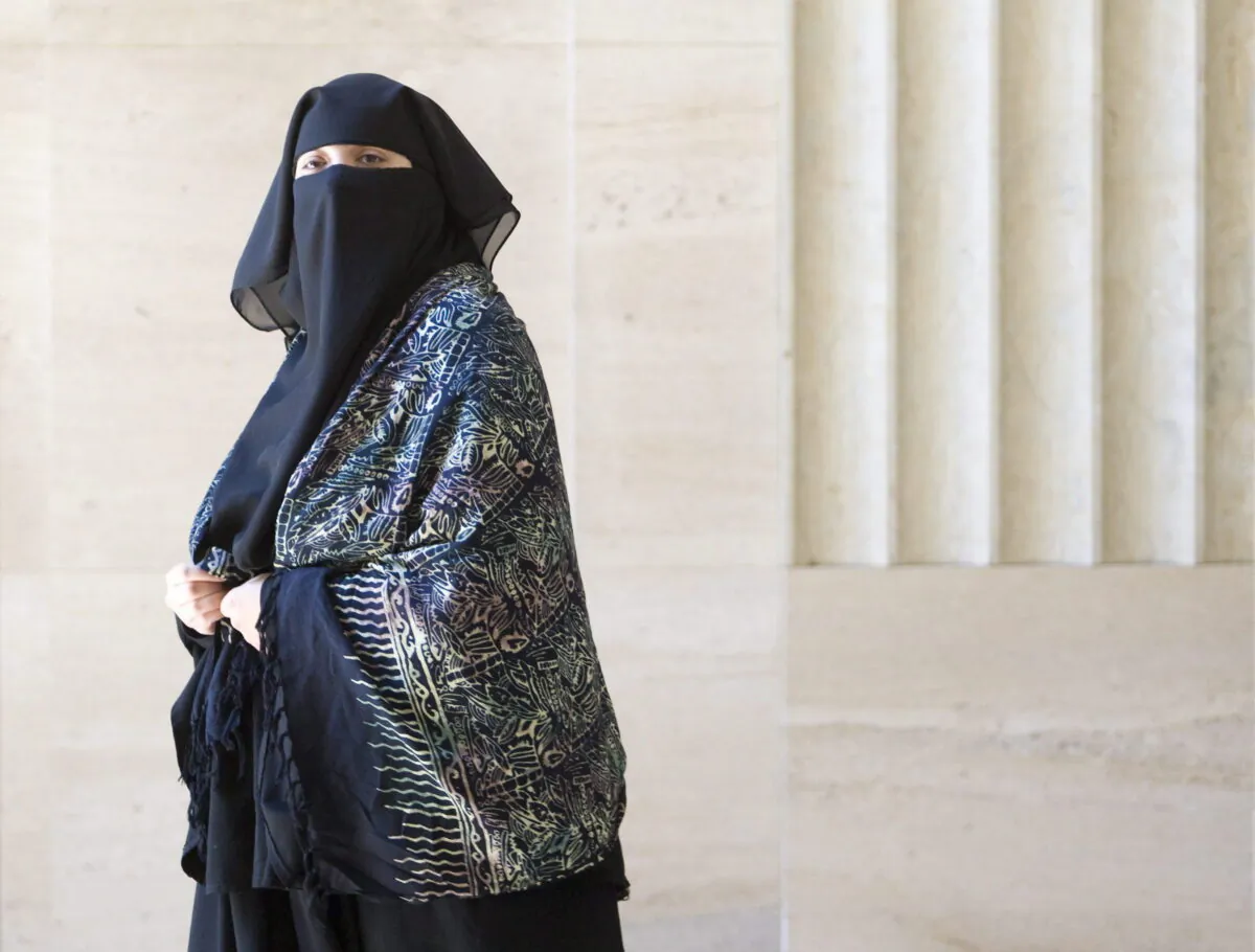 Zaynab Khadr, sister of Omar Khadr, leaves court during a break in hearings in Federal Court in Ottawa, on June 23, 2009. (Adrian Wyld/The Canadian Press)