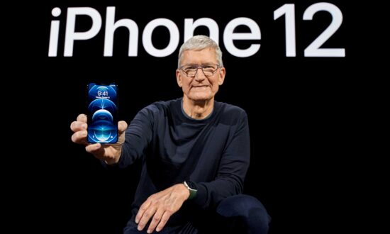 Apple Must Face Shareholder Lawsuit Over CEO Cook’s China Sales Comments