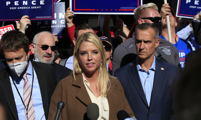 [Image: pam-bondi-corey-lewandowski-700x420.jpg]