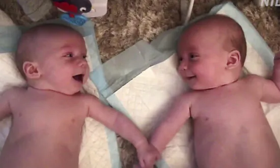 Video: 4-Month-Old Twin Brothers ‘Meet’ Each Other for the First Time and It’s Adorable