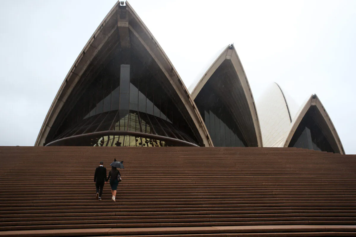 Four Hit by Lightning, 300 Flights Delayed in Sydney