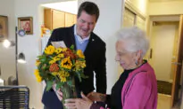 ‘Random Acts of Flowers’ Brings Smiles to Patients