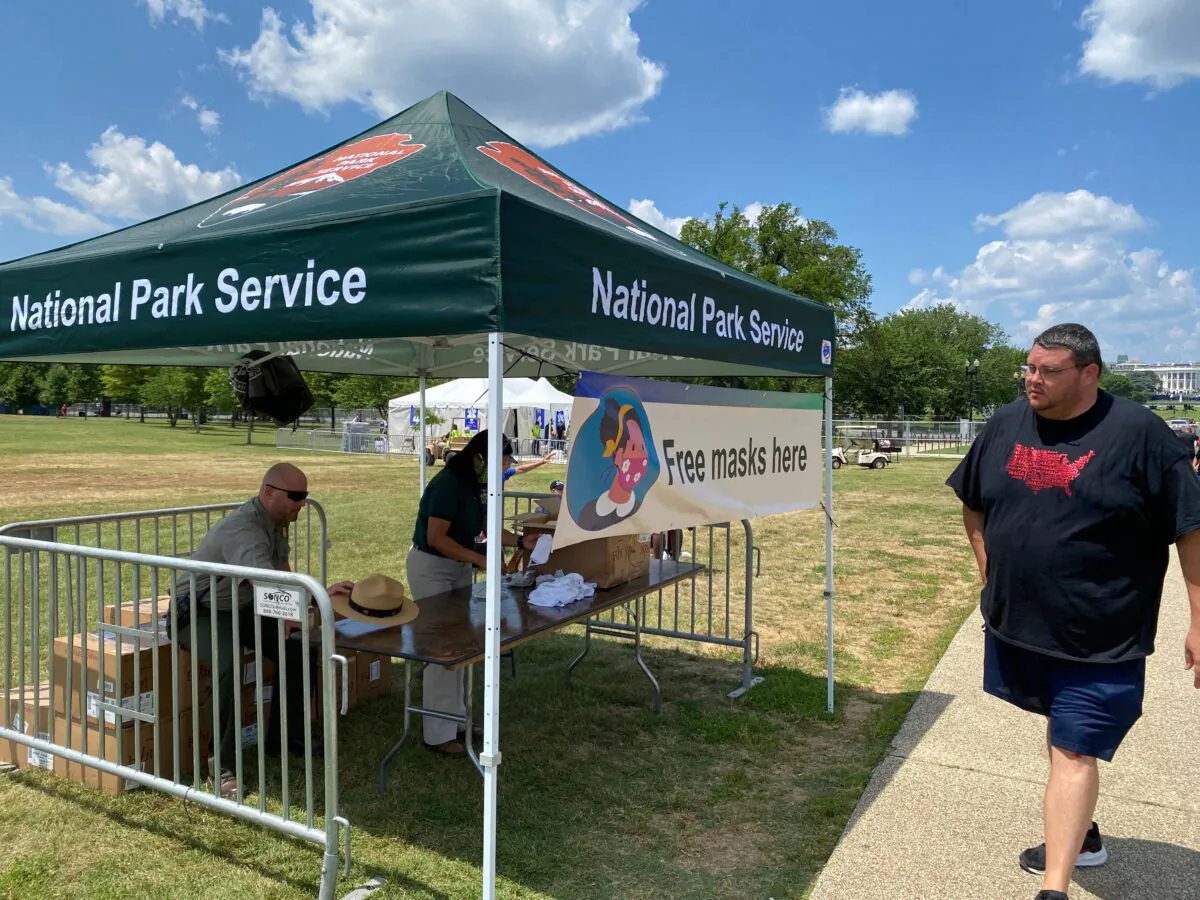 The U.S. National Park Service offers free masks on the National Mall in Washington, ahead of the July 4, 2020, Independence Day celebrations. (Daniel Slim/ AFP via Getty Images)