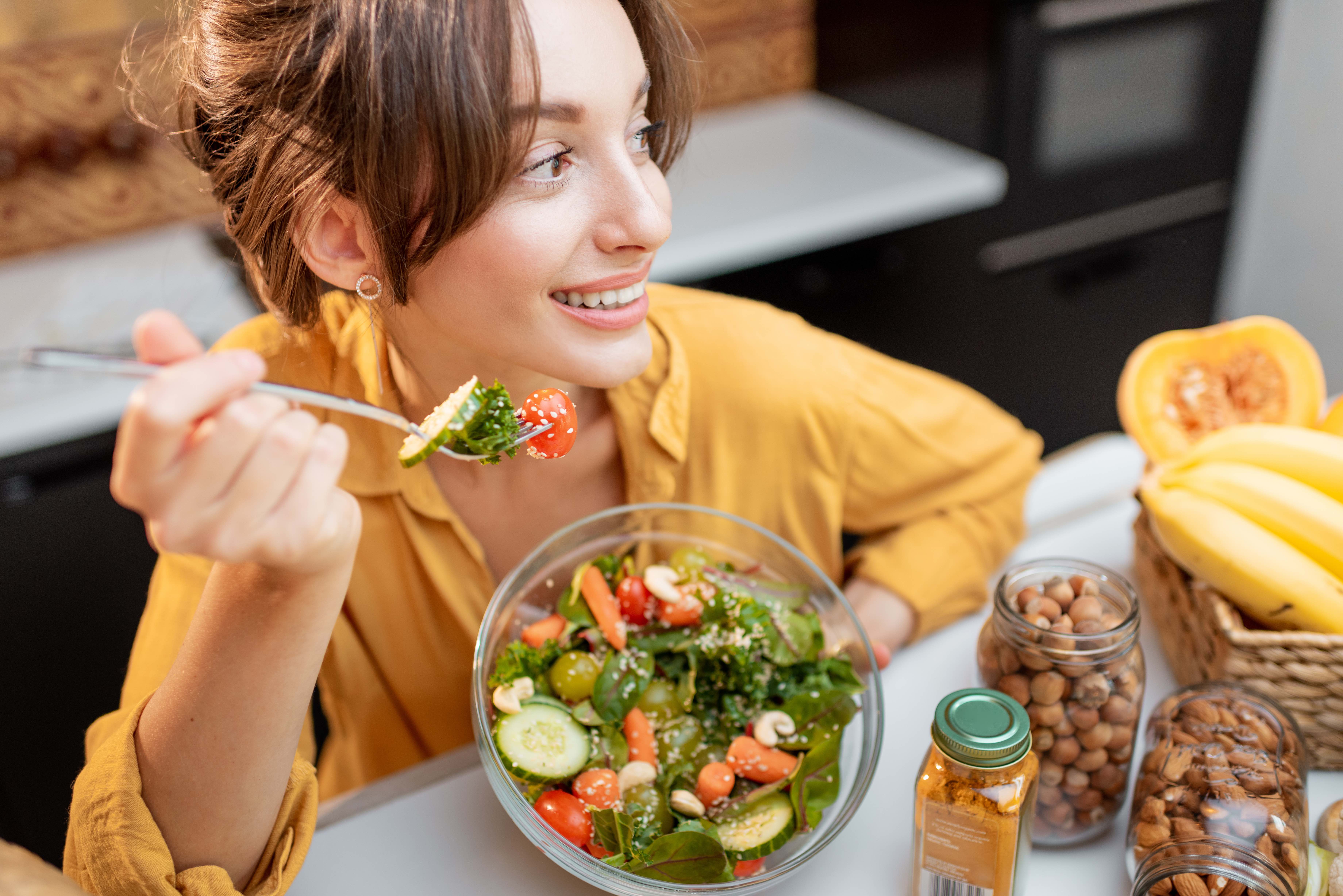 Salad eating. Человек ест салат. Связано с едой. Человек свежая пища. Салат картинка.