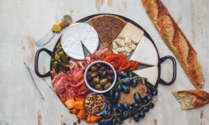 How to Build a Healthy Cheese Board