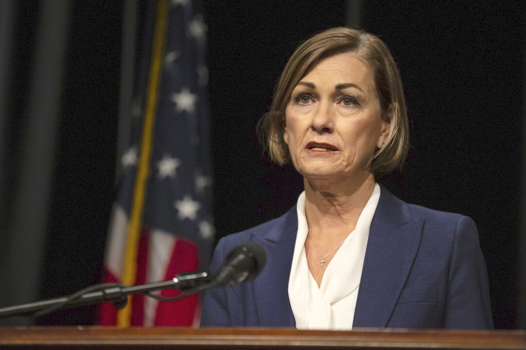 Iowa Governor Signs Law Letting Residents Buy, Carry Guns Without Permits