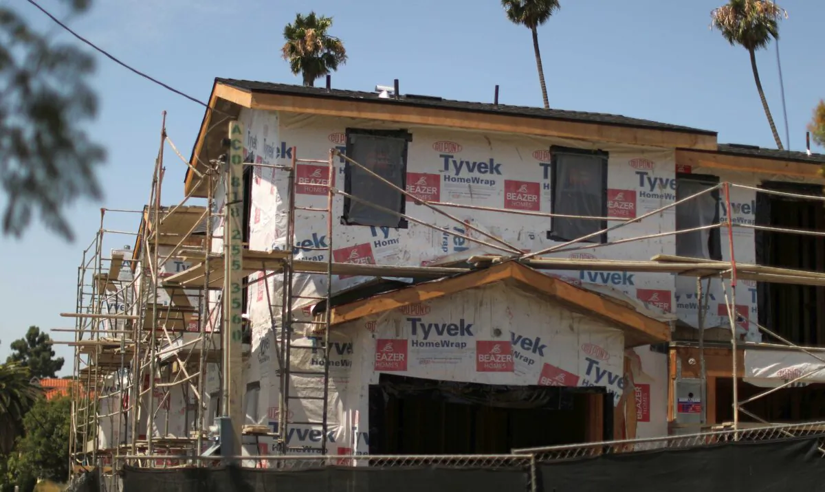 A new apartment building housing construction site is seen in Los Angeles, on July 30, 2018. (Lucy Nicholson/Reuters)