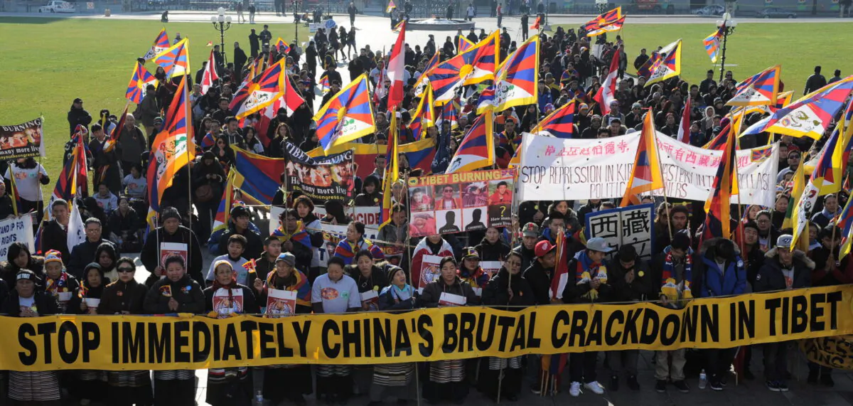 Tibetans and their supporters from Ontario and Quebec rally on the Hill during a global day of action on Parliament Hill in Ottawa on Nov. 2, 2011. (Sean Kilpatrick/The Canadian Press)