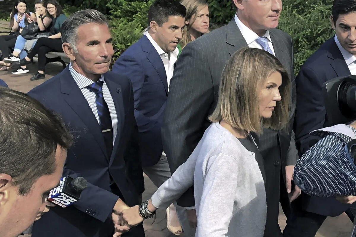 Lori Loughlin departs federal court with her husband, Mossimo Giannulli (L) after a hearing in a nationwide college admissions bribery scandal in Boston, Mass., on Aug. 27, 2019. (Philip Marcelo/AP Photo File)