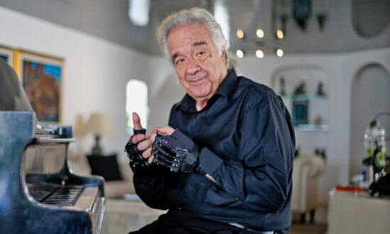 Acclaimed Pianist With Hand-Movement Disorder Plays With Extension Gloves: Video