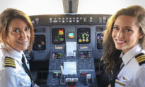 Photo of First-Ever Mother-Daughter Pilots Paired Together on Commercial Flight Goes Viral