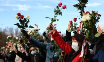 With Applause and Flowers, Thousands Attend Funeral of Belarusian Protester