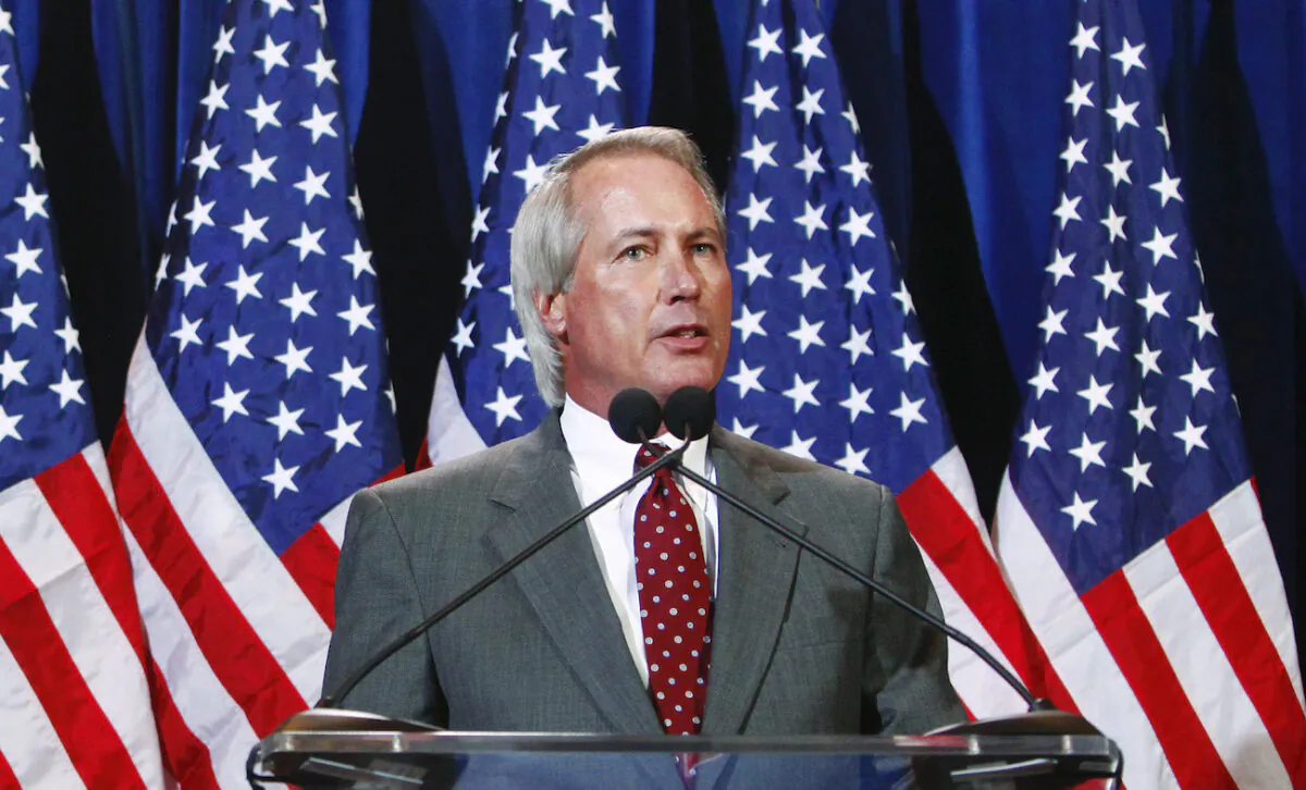 Lin Wood speaks at a press conference in Scottsdale, Ariz., on Nov. 8, 2011. (Eric Thayer/Getty Images)