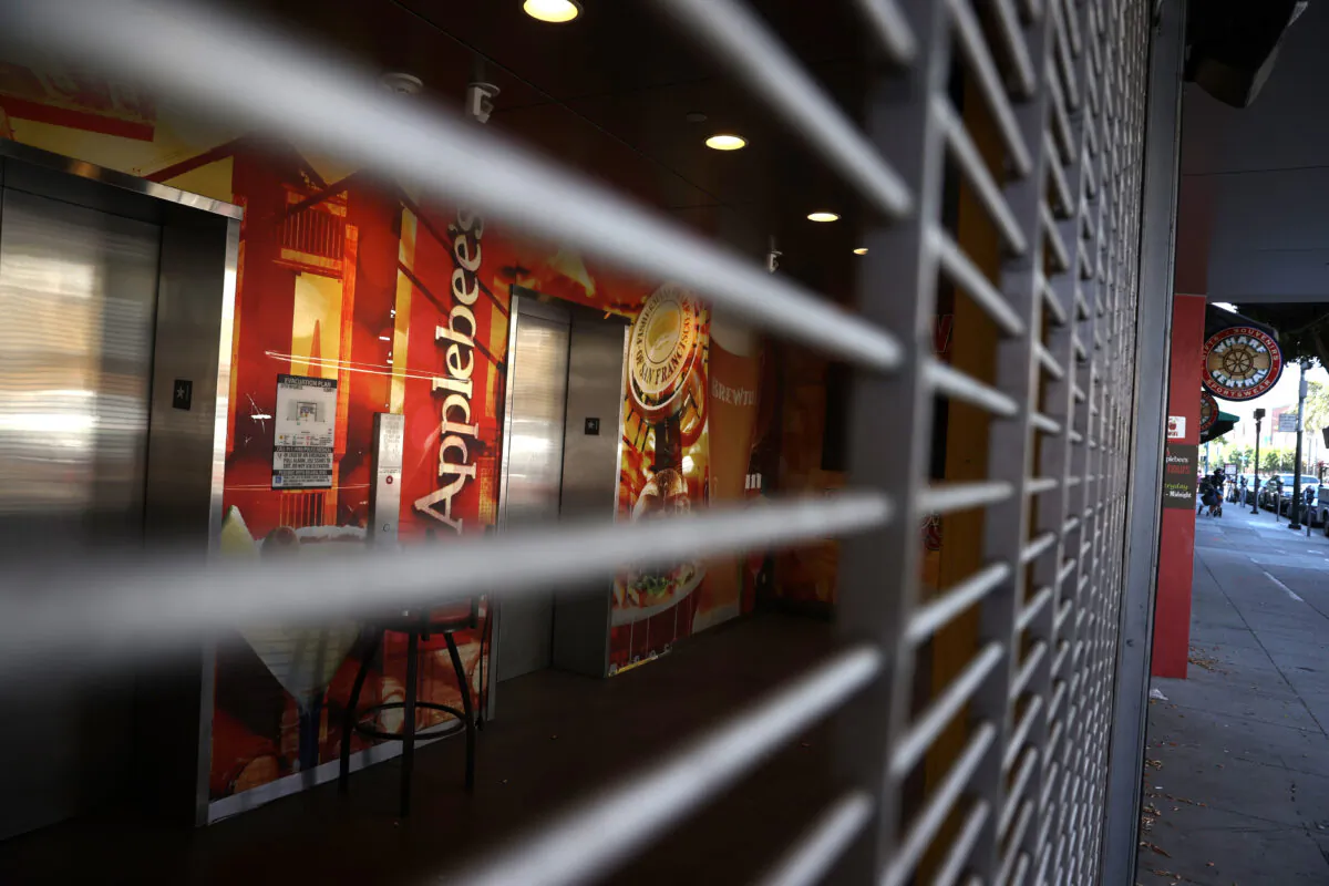 A security gate blocks the entrance to a closed Applebee's restaurant in San Francisco, Calif. on Aug. 13, 2020. (Justin Sullivan/Getty Images)