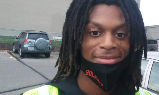 18-Year-Old Kroger Worker Reaches to His Own Pocket to Help Elderly Man Pay for Groceries