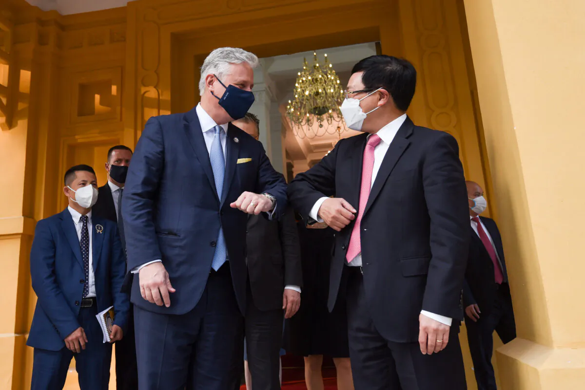 U.S. National Security Advisor Robert O'Brien greets delegates in a meeting in Hanoi, Vietnam, on Nov. 21, 2020. (U.S. Embassy Hanoi)