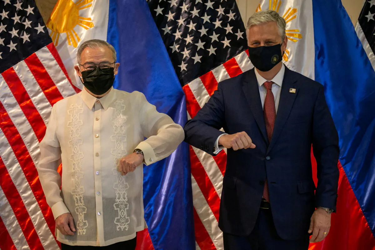 Philippines' Secretary of Foreign Affairs Teodoro Locsin Jr., left, poses with U.S. national security adviser Robert O'Brien during a ceremony in Manila, Philippines, on Nov. 23, 2020. (Eloisa Lopez/Reuters)