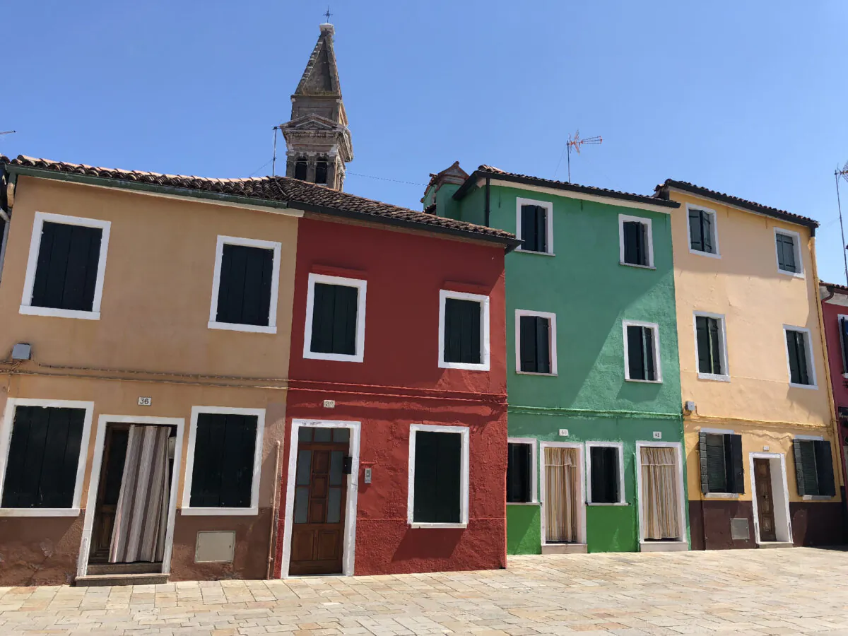 Simpler architectural styles can opt for more colorful and saturated colors, which will make up for any architectural details that a home lacks. (Joseph Pubillones)