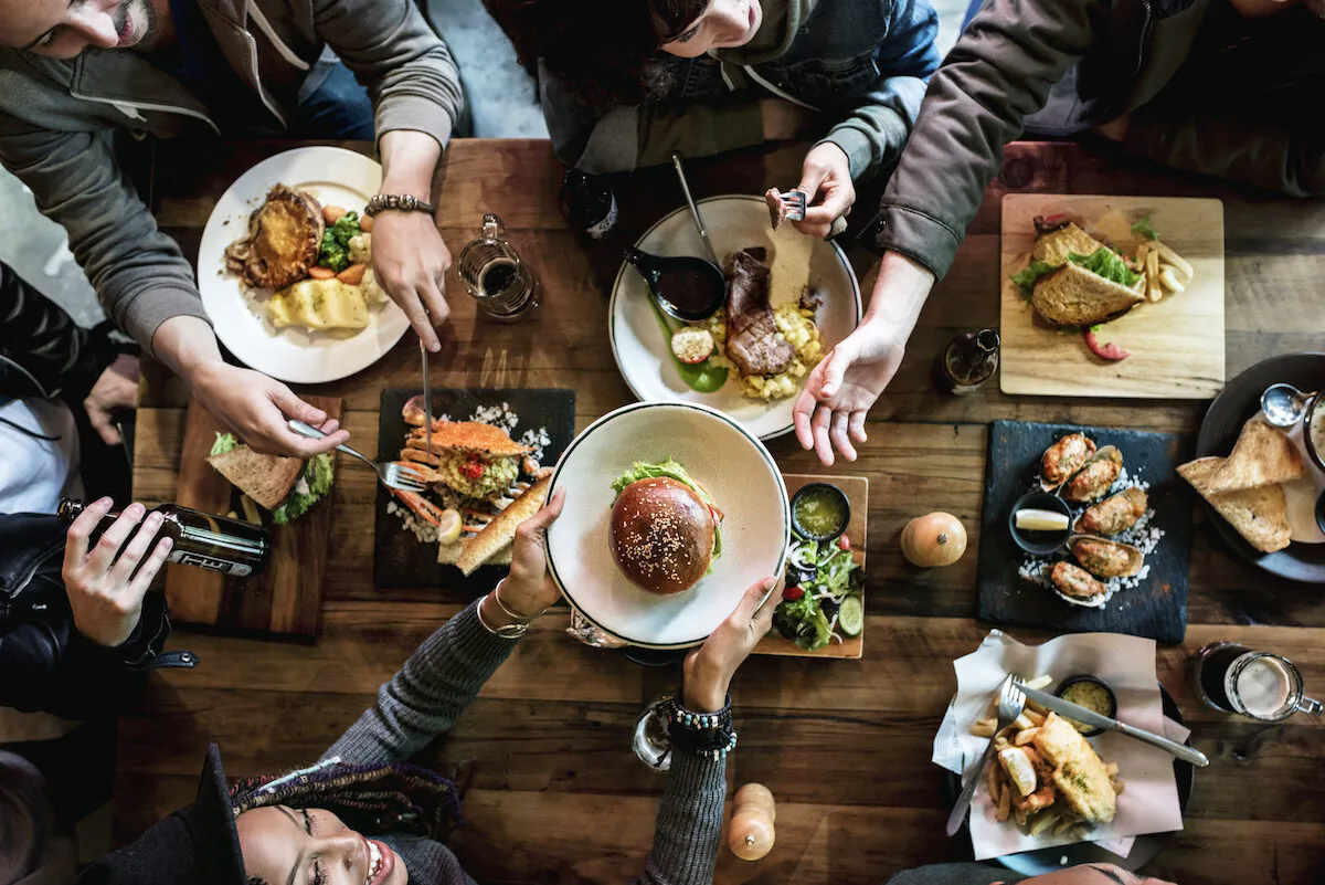 With proper planning and research, you can enjoy some amazing restaurant meals for cheap. (Rawpixel.com/Shutterstock)