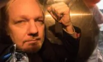 Gabbard Calls on Trump to Pardon Snowden, Assange
