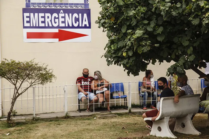 Individuals wait for quick tests for COVID-19 at Hospital Franciscano Nossa Senhora das Graças, in Lagoinha, São Gonçalo, Brazil, on Nov. 25, 2020. (Luis Alvarenga/Getty Images)