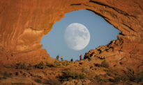Photographer Captures Stunning Images of Full Moon ‘Eye’ Through Red Rock Arch