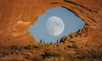 Photographer Captures Stunning Images of Full Moon ‘Eye’ Through Red Rock Arch