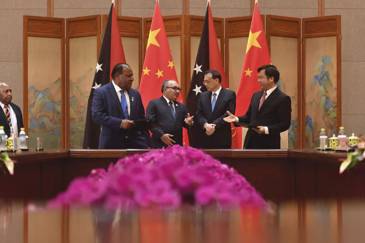 Papua New Guinea Prime Minister Peter O'Neill, back left, attends a signing ceremony with Chinese Premier Li Keqiang, back right at the Diaoyutai State Guesthouse in Beijing, China on April 26, 2019. (Kyodo News/Parker Song, Pool).