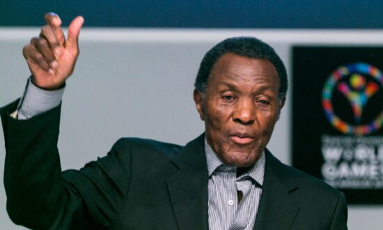 Rafer Johnson, 1960 Olympic Decathlon Champion, Dies at 86