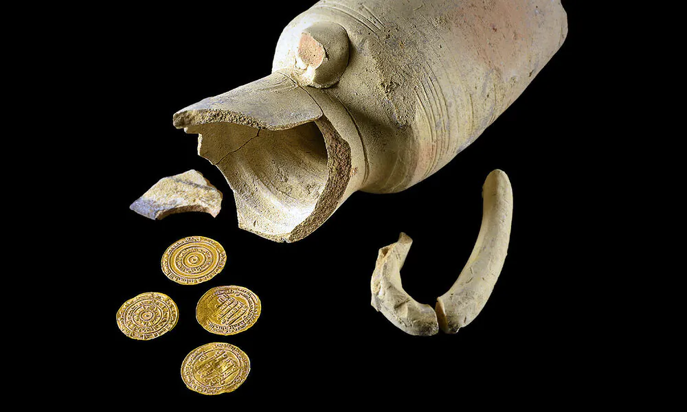 The juglet and the gold coins. (Photo: Dafna Gazit, Israel Antiquities Authority)