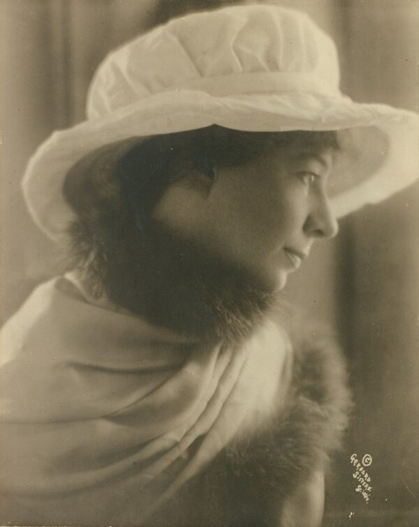 Sara_Teasdale._Photograph_by_Gerhard_Sisters,_ca._1910_Missouri_History_Museum_Photograph_and_Print_Collection._Portraits