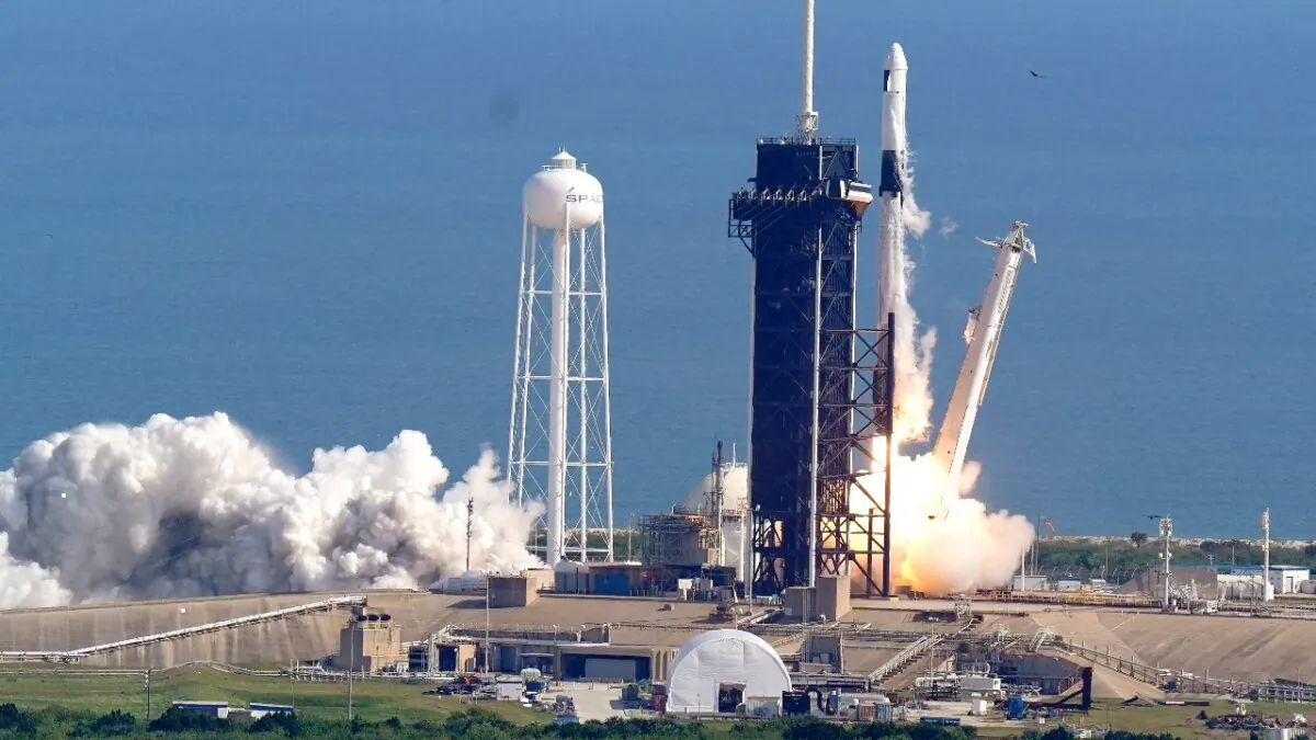 A SpaceX Falcon 9 rocket on a resupply mission to the International Space Station lifts off from pad 39A at the Kennedy Space Center in Cape Canaveral, Fla., Sunday, Dec. 6, 2020. (John Raoux/AP Photo)