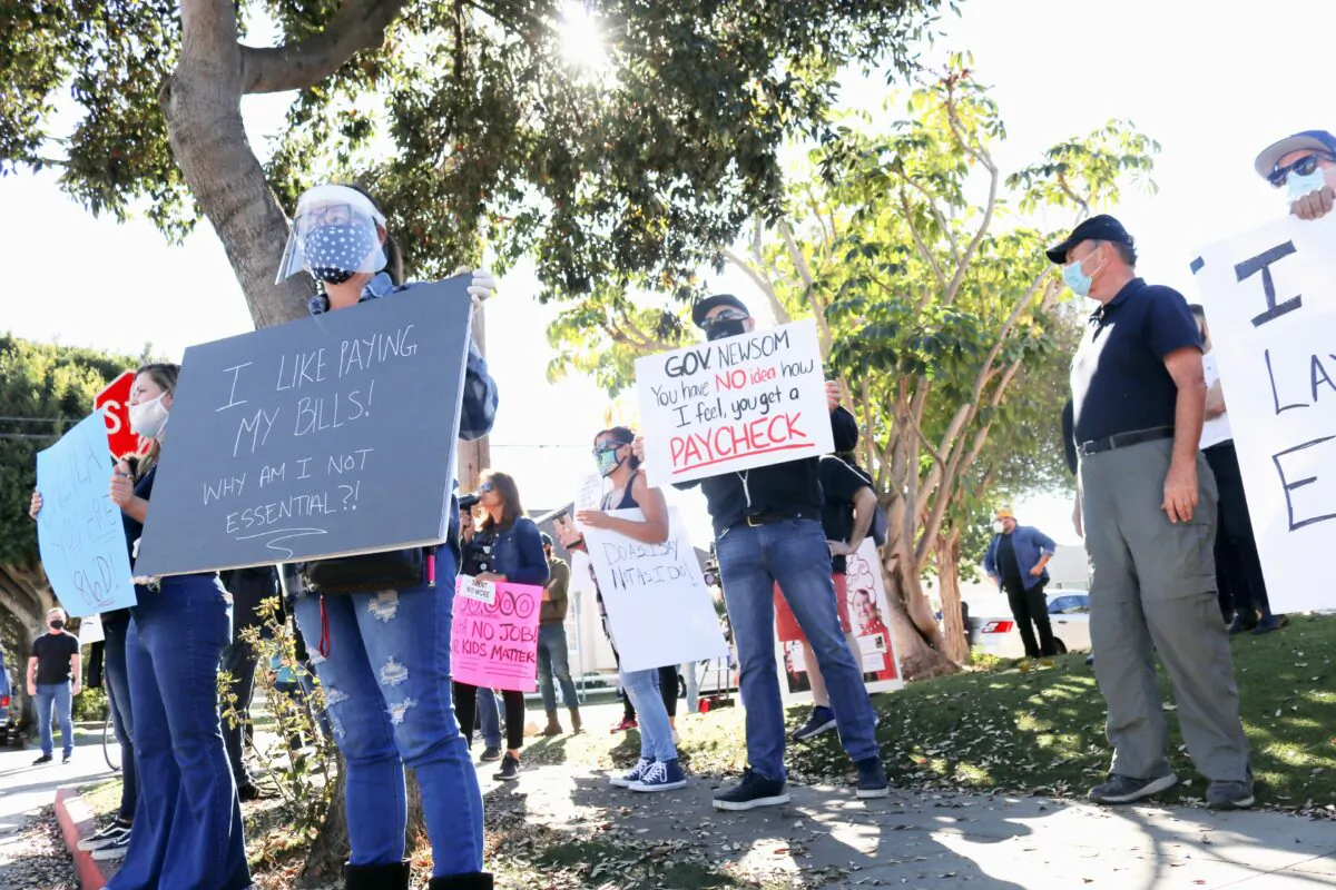 Protesters gather outside Los Angeles County Supervisor Sheila Kuehl’s Santa Monica home Dec. 5, 2020, to protest the county’s recent orders restricting all dining services. (Jamie Joseph/The Epoch Times)