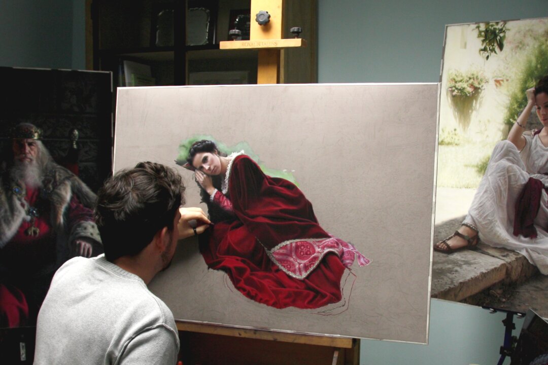 Master pastel painter Rubén Belloso Adorna in his studio in Seville, Spain. (Courtesy of Rubén Belloso Adorna)