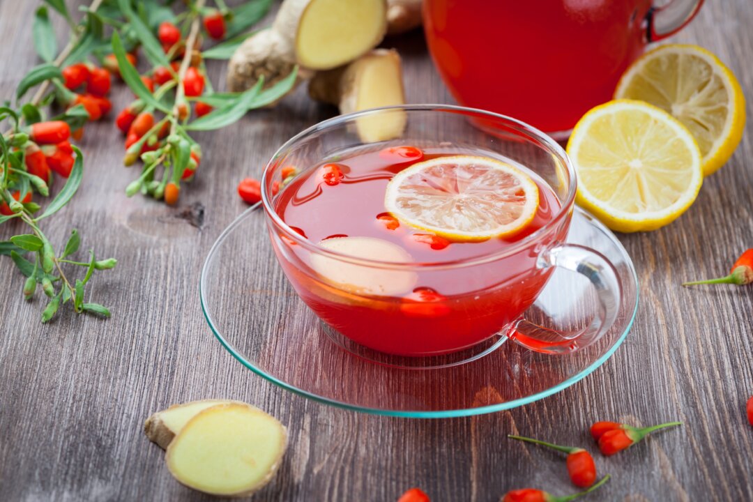 Goji and Chrysanthemum Tea
is often recommended by TCM doctors for myopia. (Ingrid Balabanova/Shutterstock)