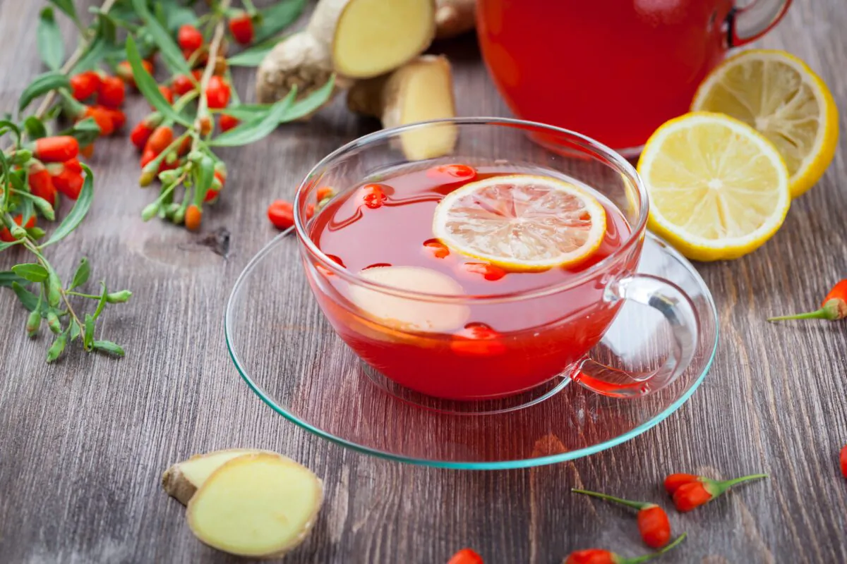 Goji berry and Chrysanthemum tea
is often recommended by TCM doctors for myopia. (Ingrid Balabanova/Shutterstock)