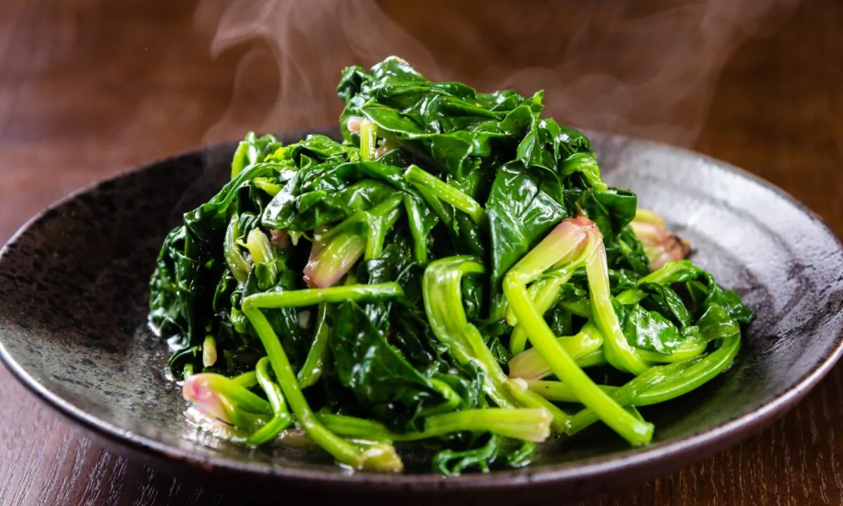 Qing chao, or "clear stir-fried" spinach. (momo2050/Shutterstock)