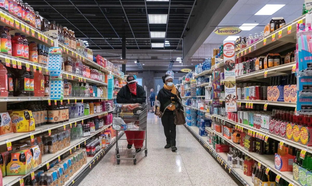 Shoppers browse in a supermarket while wearing masks to help slow the spread of coronavirus disease (COVID-19) in north St. Louis, Mo., on April 4, 2020. (Lawrence Bryant/Reuters)