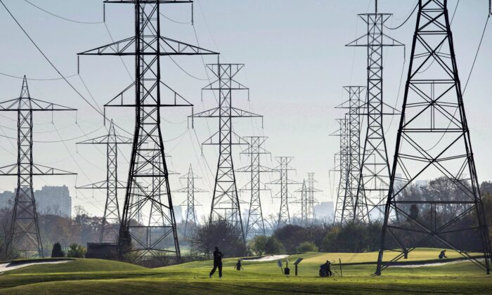 在这张档案照片中，水电塔穿过多伦多的一个高尔夫球场。  （达伦·卡拉布雷斯/加拿大出版社）