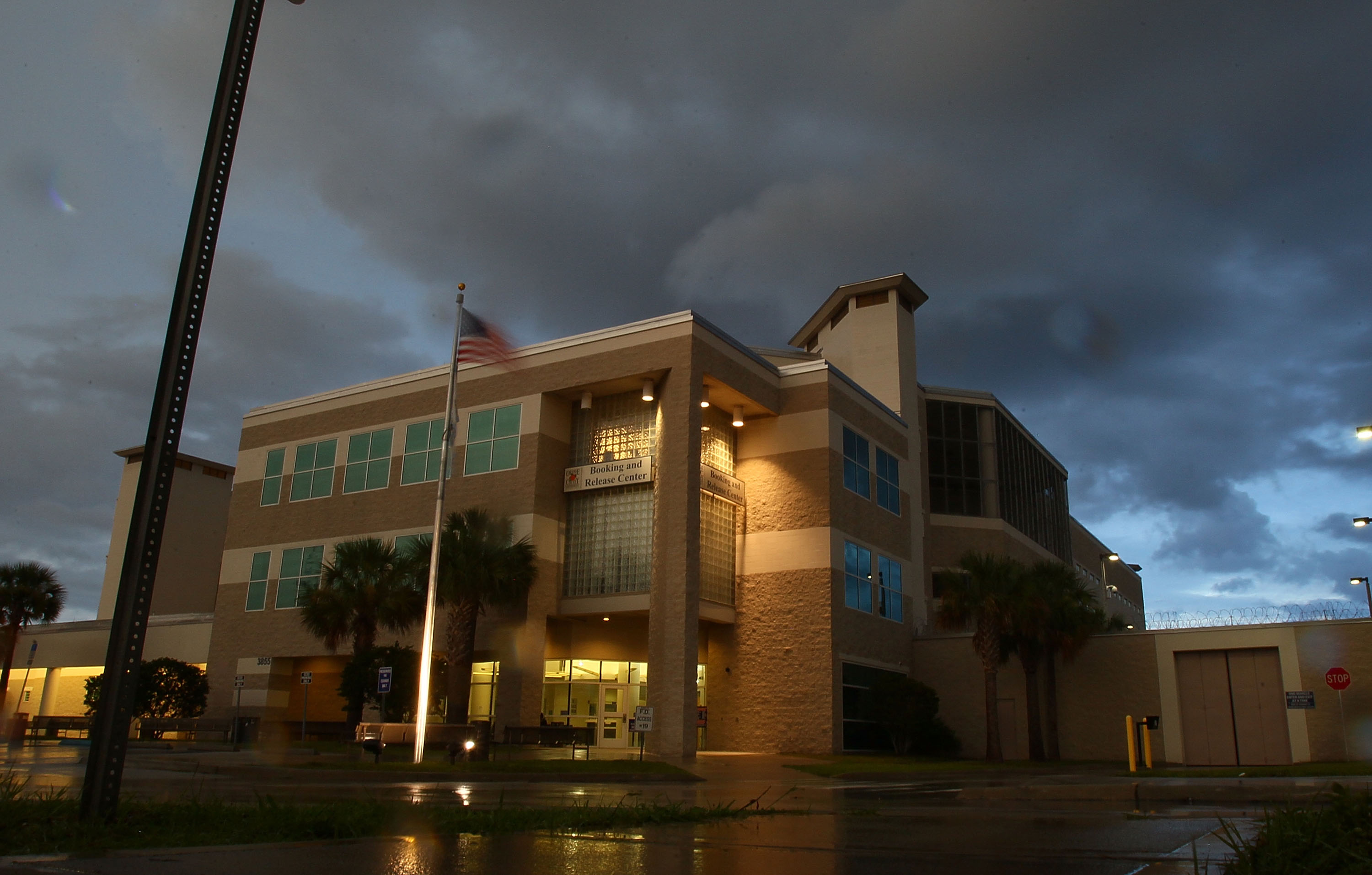 Short-Staffed Florida Prisons Consider Calling on the National Guard - Vimarsana News