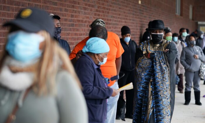 Early voters queue to cast their votes in two run-off elections that could determine control of the U.S. Senate, in Atlanta, Ga., on Dec. 14, 2020. (Elijah Nouvelage/Reuters)