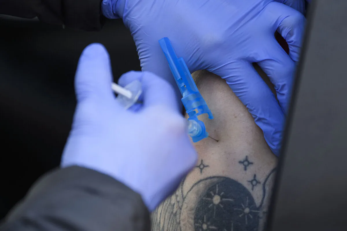A registered nurse administers the Pfizer-BioNTech COVID-19 vaccine to a healthcare worker in Reno, Nev., on Dec. 17, 2020. (Patrick T. Fallon/AFP via Getty Images)