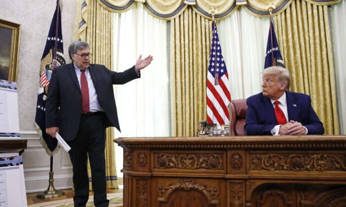 时任司法部长威廉巴尔（左）在白宫椭圆形办公室的简报会上与时任总统唐纳德特朗普交谈。  （帕特里克·塞曼斯基/美联社照片）